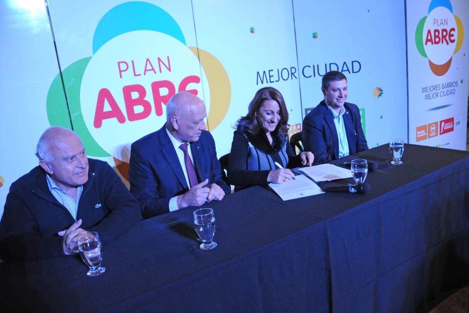 28310 | Firma Convenio Nuevas Obras Barrio Latinoamerica - Dir. Gral. de Comunicación Social (Marcelo Beltrame)