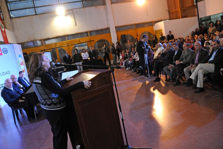 28312 | Firma Convenio Nuevas Obras Barrio Latinoamerica - Dir. Gral. de Comunicación Social (Marcelo Beltrame)