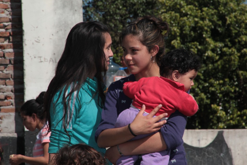 11951 | Jóvenes en el festejo del Día de la Primavera en barrio El Mangrullo  - Municipalidad de Rosario (archivo)