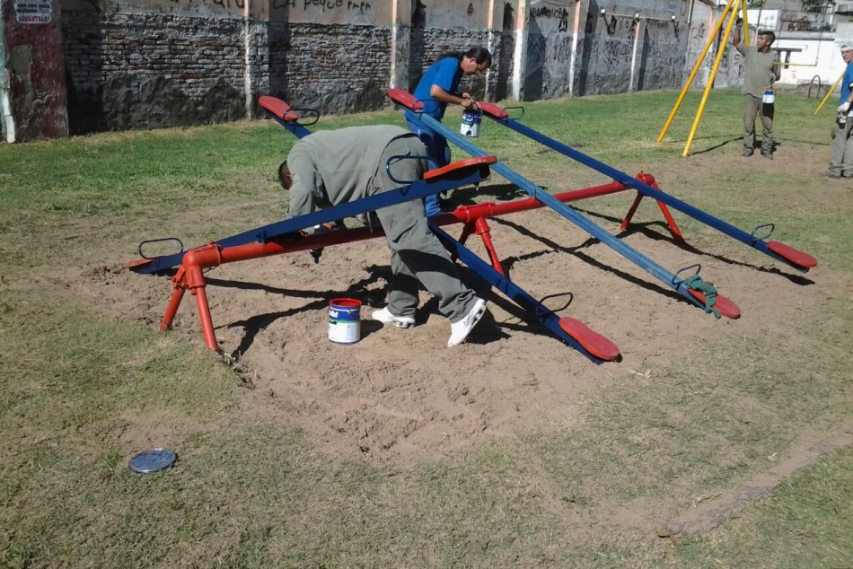 22144 | Pintura de juegos en plaza Charlone, Rioja y Pascual Rosas -