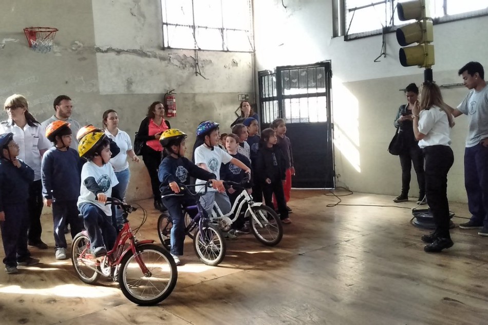 62657 | Operativo barrio Abasto: Educación vial en escuela Juana Manso -