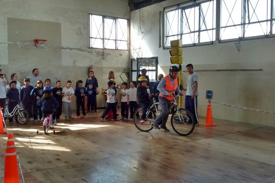 62673 | Operativo barrio Abasto: Educación vial en escuela Juana Manso -