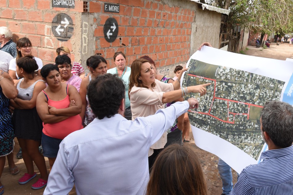 129717 | Recorrida barrio Vía Honda  - Dir. Gral. de Comunicación Social (Franco Trovato)