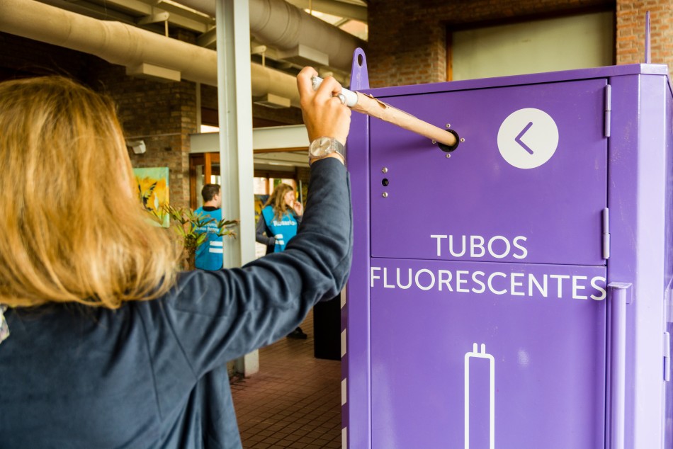 166250 | El Mercado del Patio tiene un nuevo contenedor violeta para residuos especiales - Secretaría de Ambiente y Espacio Público (Juan Pablo Allegue)