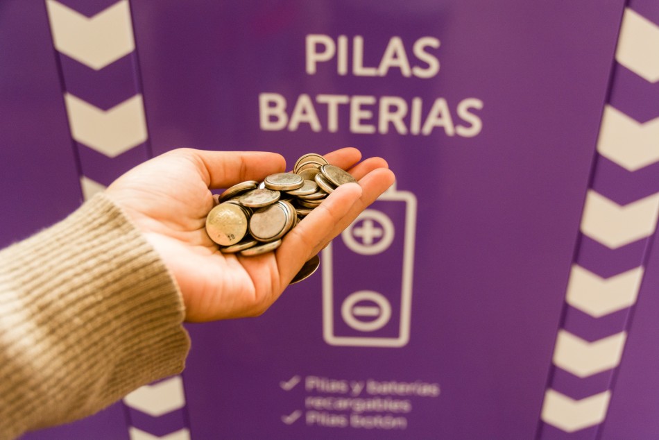 177191 | El Mercado del Patio tiene un nuevo contenedor violeta para residuos especiales - Secretaría de Ambiente y Espacio Público (Juan Pablo Allegue)