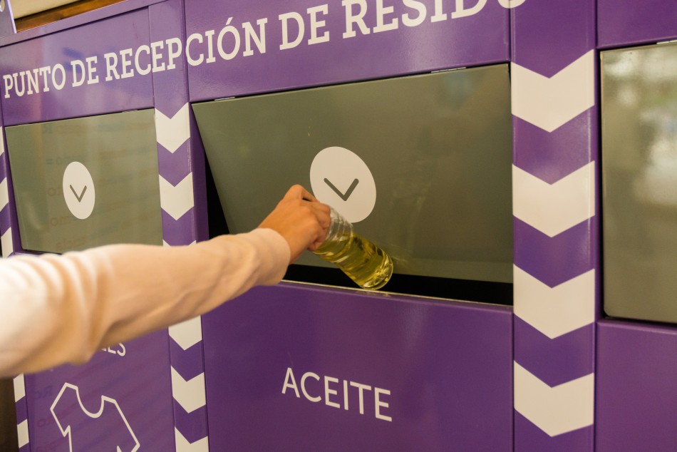 177192 | El Mercado del Patio tiene un nuevo contenedor violeta para residuos especiales - Secretaría de Ambiente y Espacio Público (Juan Pablo Allegue)