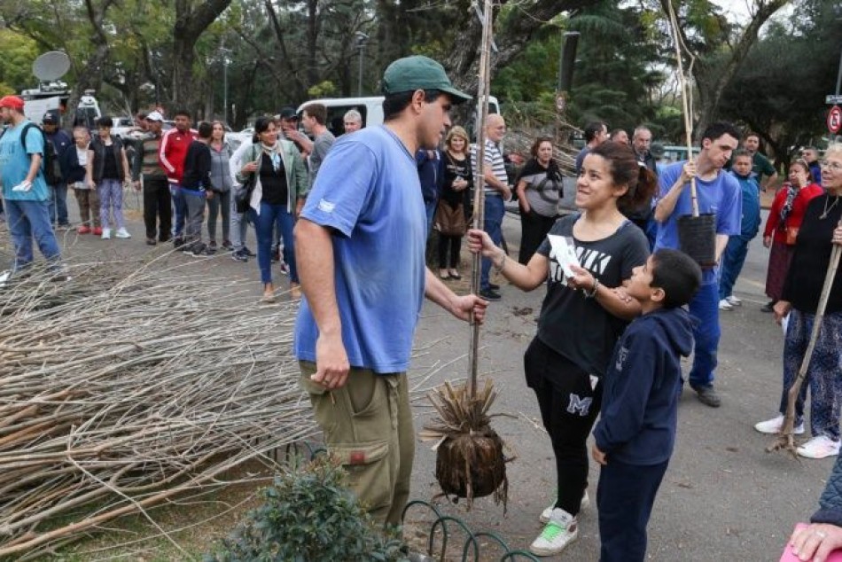 221031 | Entrega de árboles - Gentileza Alan Monzón (Rosario3.com)