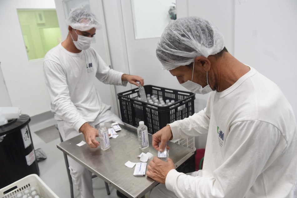 254300 | Produccion Alcohol en gel en el LEM - Subsecretaría de Comunicación Social (Silvio Moriconi)