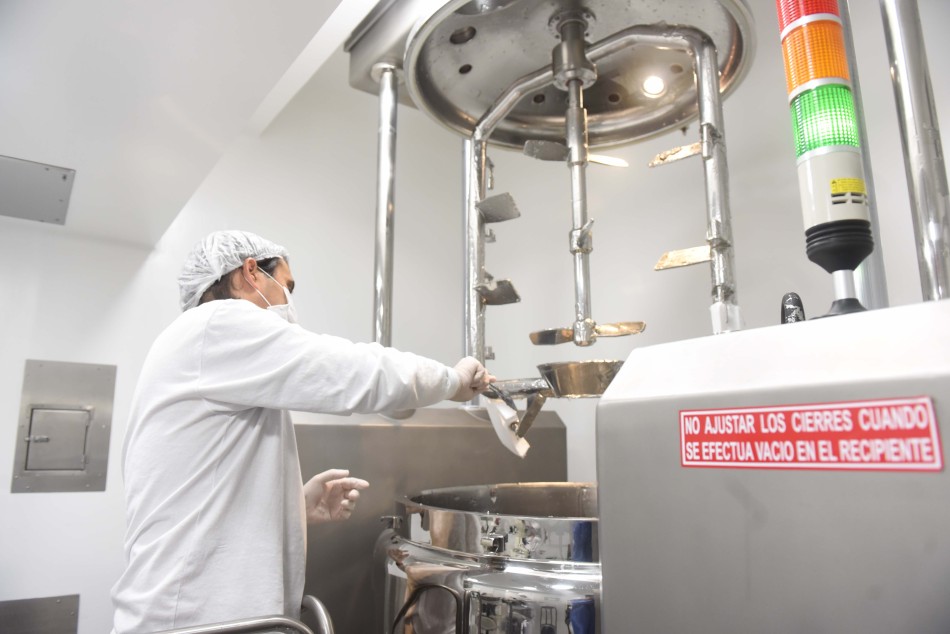 254298 | Produccion Alcohol en gel en el LEM - Subsecretaría de Comunicación Social (Silvio Moriconi)