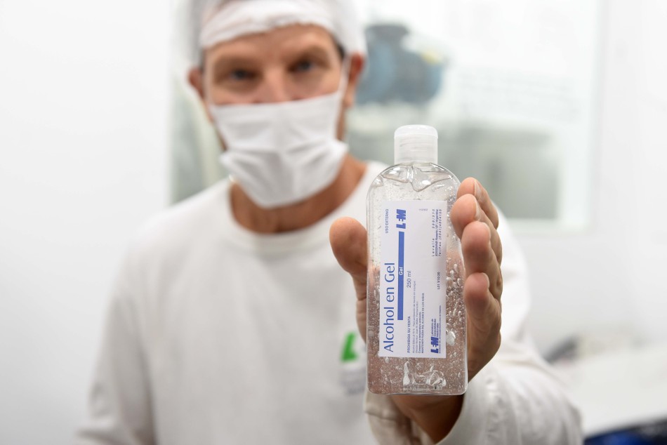254303 | Produccion Alcohol en gel en el LEM - Subsecretaría de Comunicación Social (Silvio Moriconi)