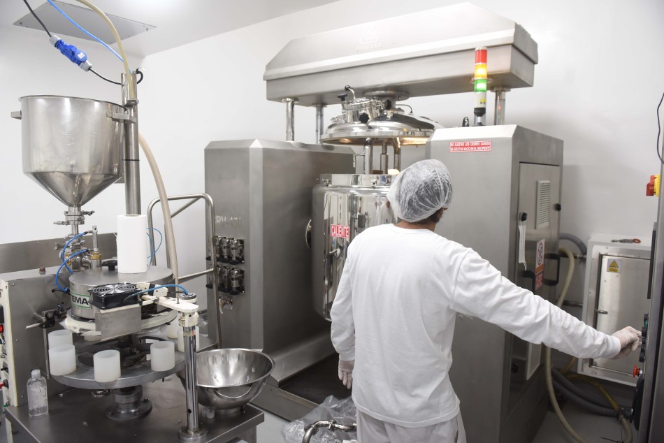254306 | Produccion Alcohol en gel en el LEM - Subsecretaría de Comunicación Social (Silvio Moriconi)