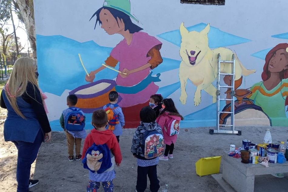 317665 | Niños y niñas del Jardín participaron en la pintura del mural  - Gentileza