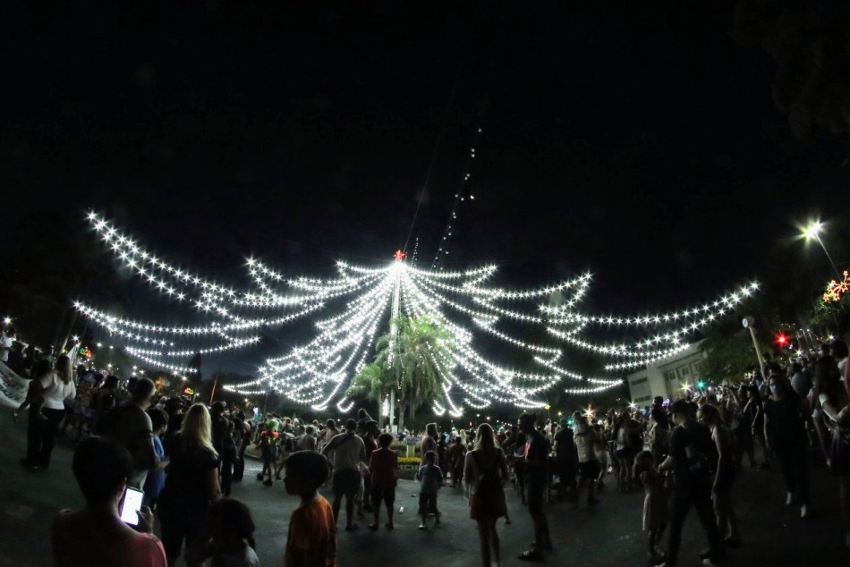 340066 | Encendido del árbol de Navida en Pellegrini y Oroño - Gustavo Villordo