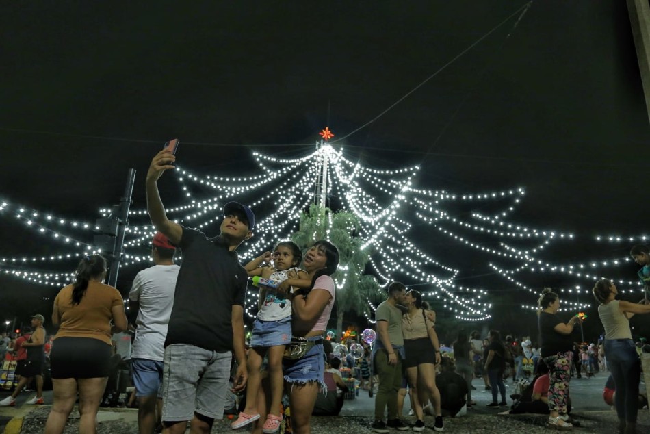 340068 | Encendido del árbol de Navida en Pellegrini y Oroño - Gustavo Villordo