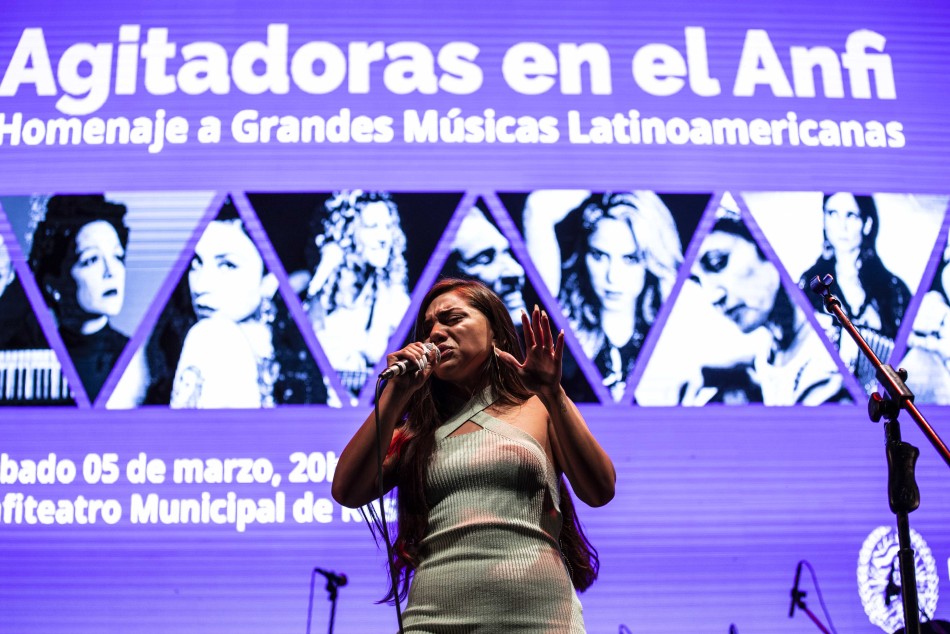 348720 | Agitadoras en Anfiteatro - Sec. de Cultura y Educación (Guillermo Turin Bootello)