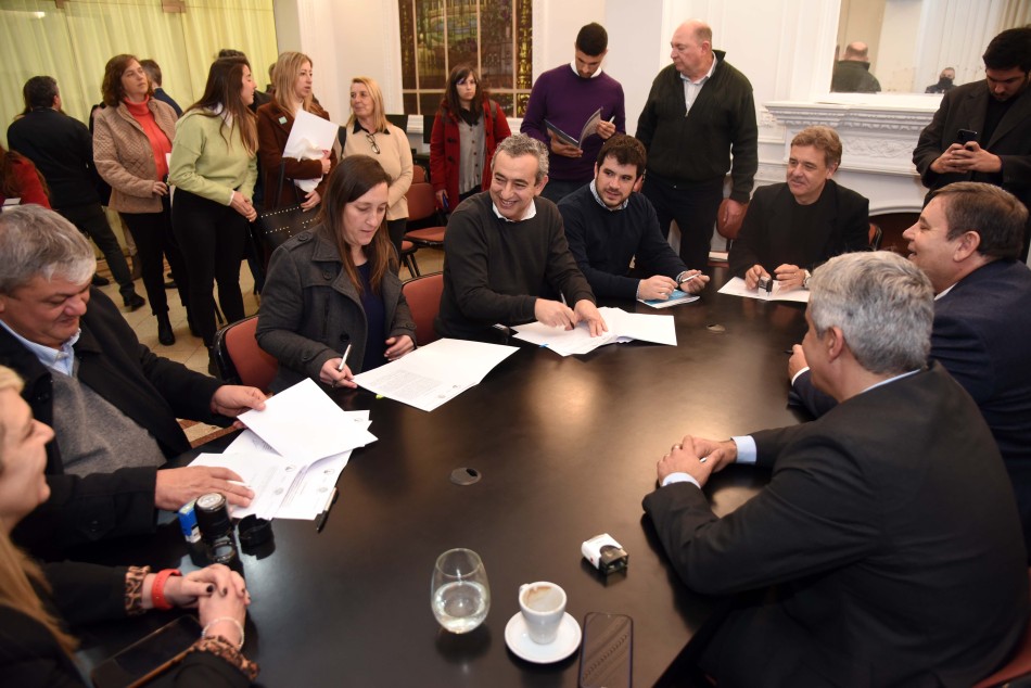 374246 | Firma de convenio Programa Munigestión - Subsecretaría de Comunicación Social (Silvio Moriconi)