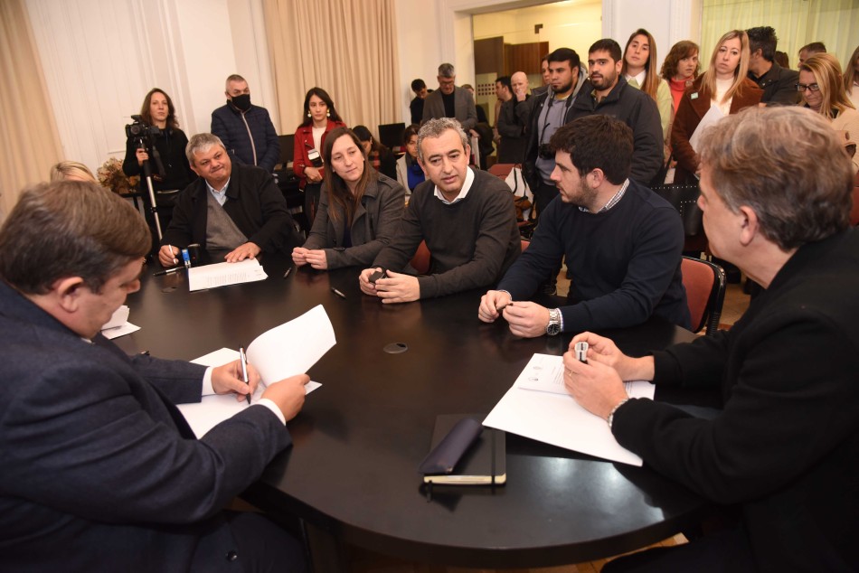 374247 | Firma de convenio Programa Munigestión - Subsecretaría de Comunicación Social (Silvio Moriconi)