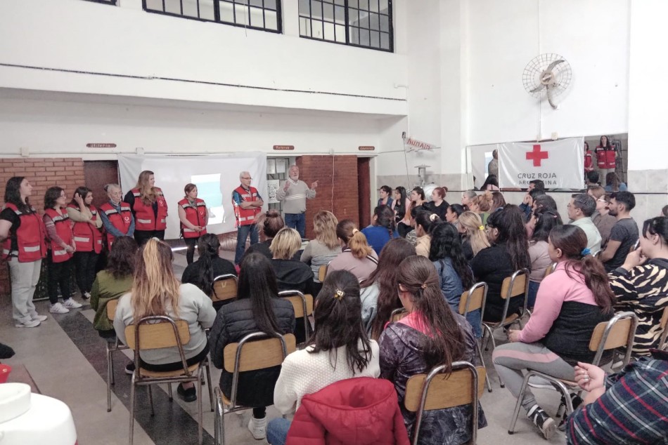 383358 | Cruz Roja brinda capacitaciones de RCP y primeros auxilios en vecinales - Municipalidad de Rosario
