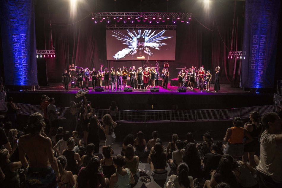 407985 | Agitadoras en Anfiteatro Municipal - Sec. de Cultura y Educación (Guillermo Turin Bootello)