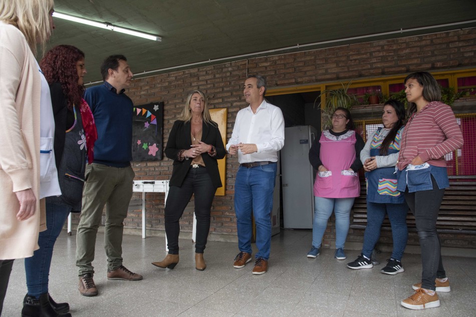 423284 | Firma y adjudicación obra de pavimento definitivo en barrio Uriburu y La Guardia - Subsecretaría de Comunicación Social (Silvio Moriconi)