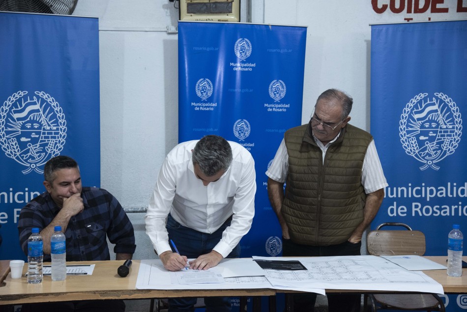 423278 | Firma y adjudicación obra de pavimento definitivo en barrio Uriburu y La Guardia - Subsecretaría de Comunicación Social (Silvio Moriconi)