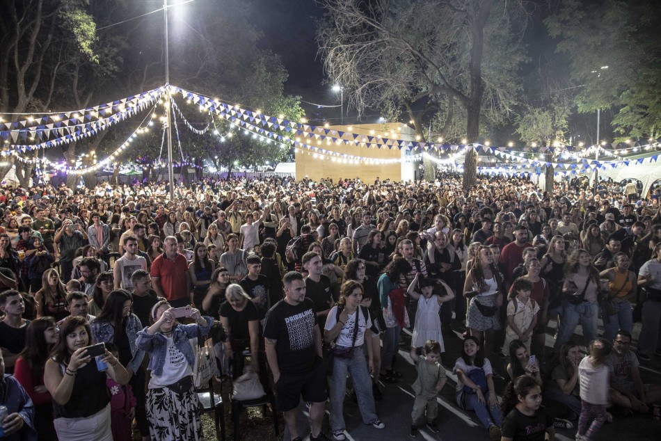 458164 | Stand Argentino en Colectividades - Sec. de Cultura y Educación (Guillermo Turin Bootello)