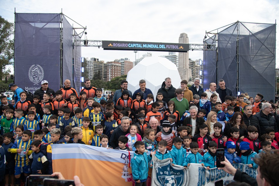 499792 | Presentación Monumento Rosario Capital Mundial del Fútbol - Subsecretaría de Comunicación Social (Jonatan Bustos)