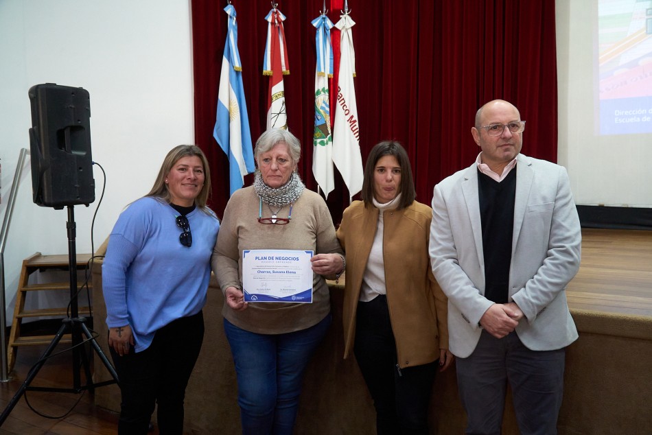 500969 | Entrega de Certificados Plan de Negocios - Subsecretaría de Comunicación Social (Daniel Cuart)