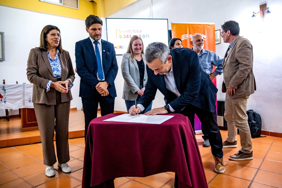 531858 | Firma Convenio Abre Puente Negro - Subsecretaría de Comunicación Social (Marcelo Beltrame))