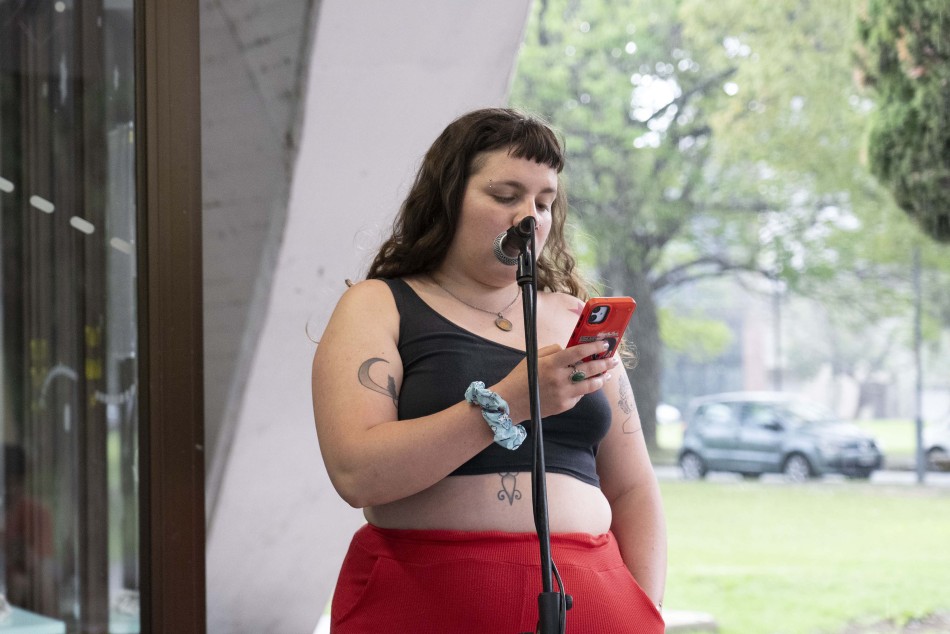 532811 | Micrófono abierto + Amigos en el espacio- Performance poético-sonora-sideral en el Planetari - Silvina La Calamita