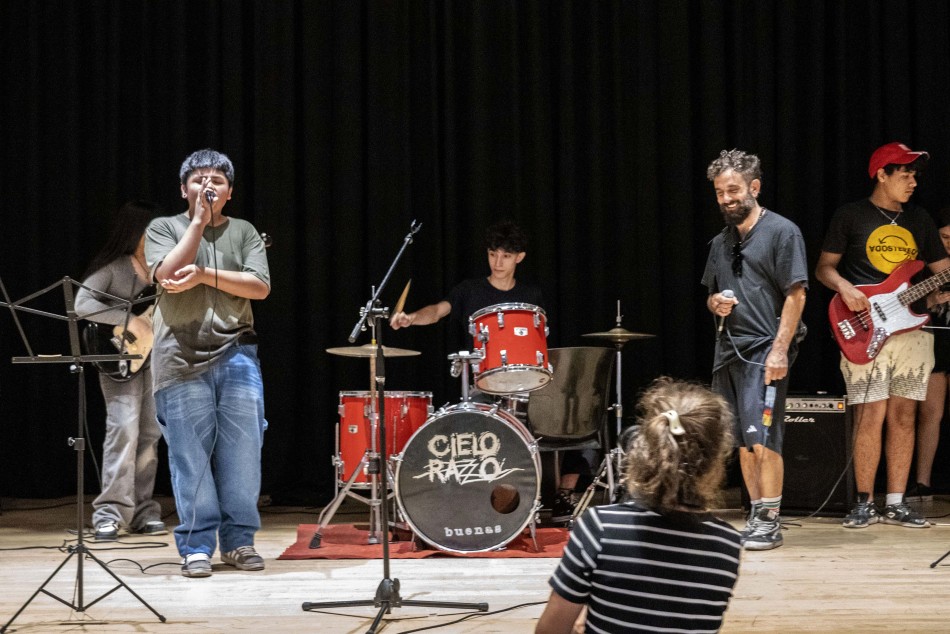 536805 | Visita de Pablo Pino (Cielo Razzo) al Ensamble de Música popular y urbana del Sudoeste - CMDSudoest - Silvina La Calamita