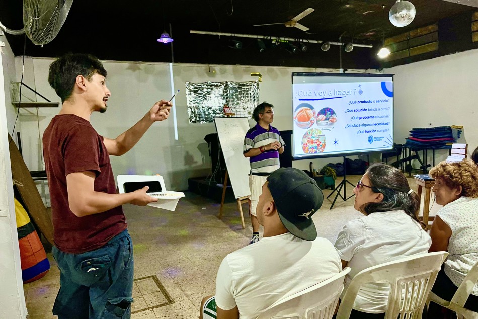 553101 | Rosario Emprende: arrancó la primera edición 2025 en todos los distritos de Rosario - Secretaría de Desarrollo Humano y Hábitat