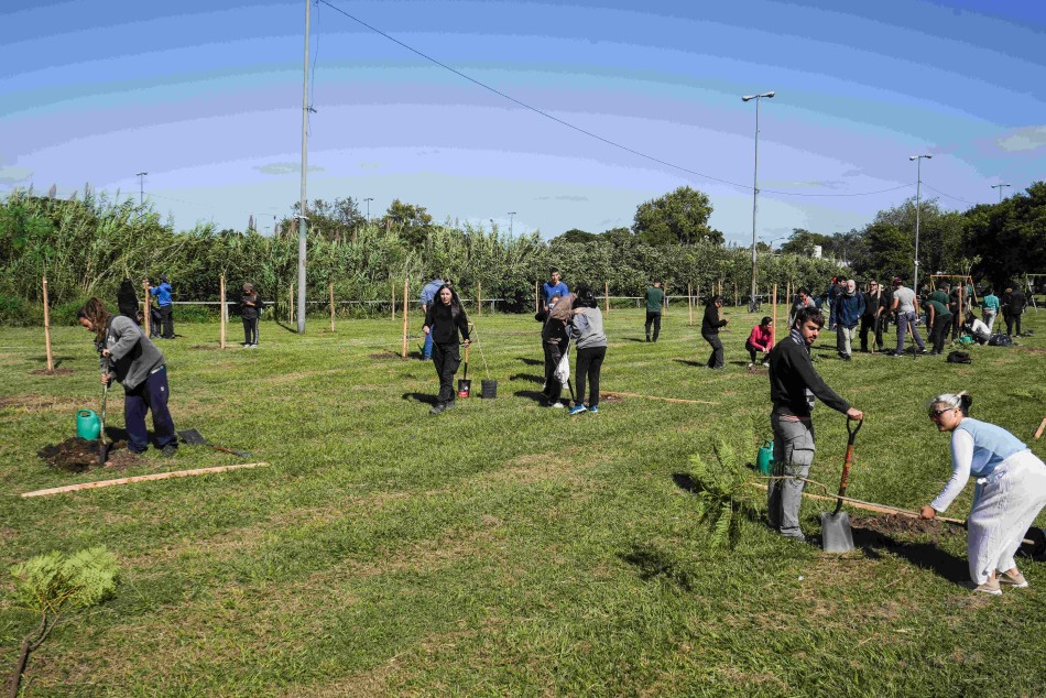 565169 | Masiva plantación de árboles en parque Italia - Secretaría de Ambiente y Espacio Público