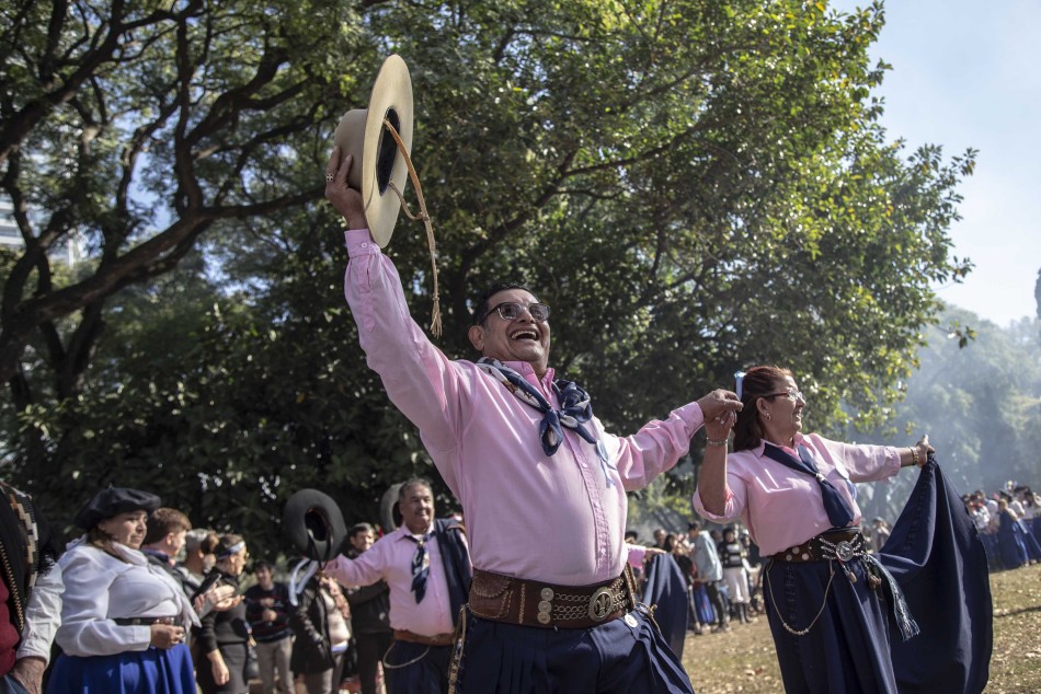584987 | Día de la Bandera - Guillermo Turin Bootello