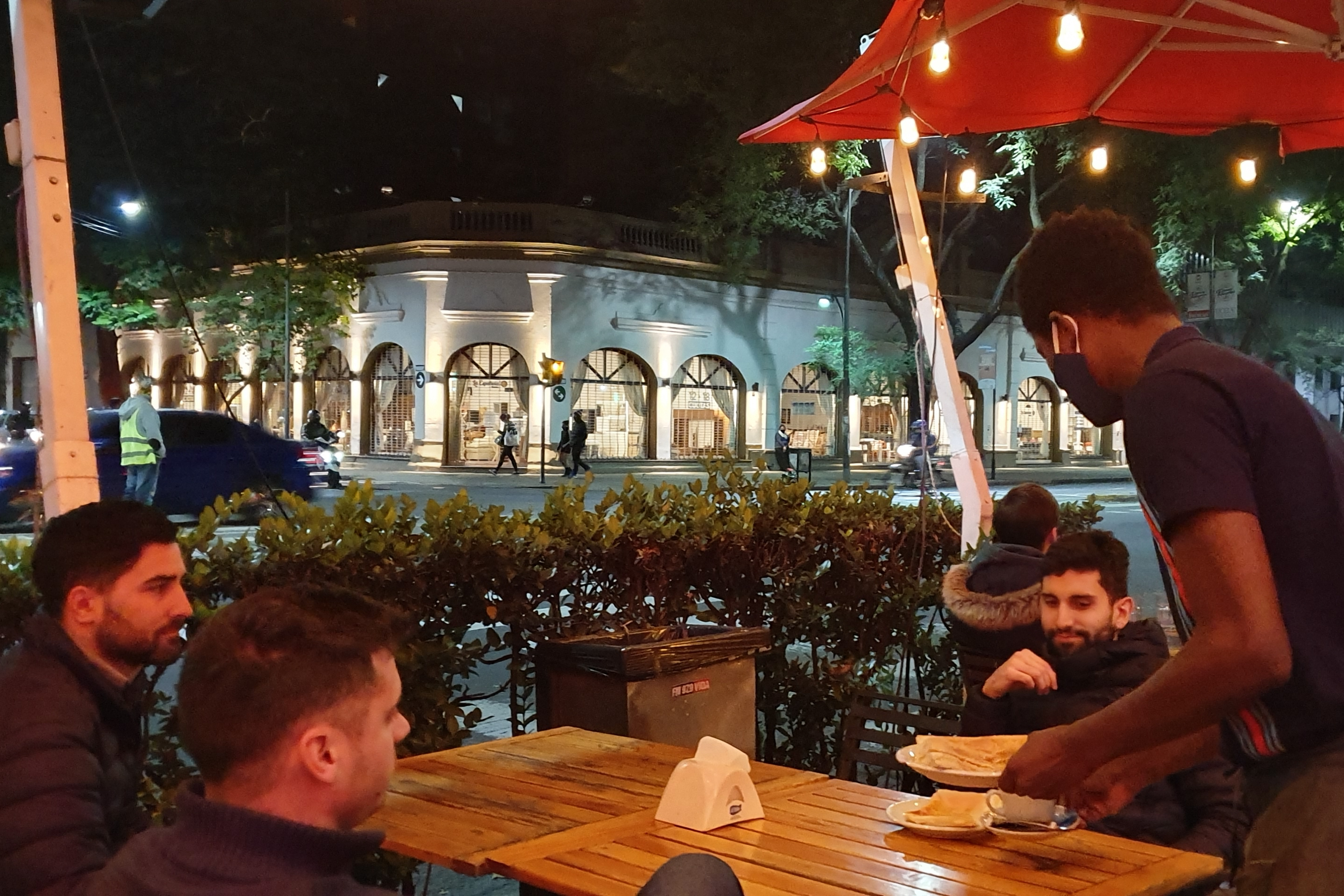 Noticias MR | Funcionarios municipales recorrieron el Paseo Pellegrini tras la reapertura de locales gastronómicos