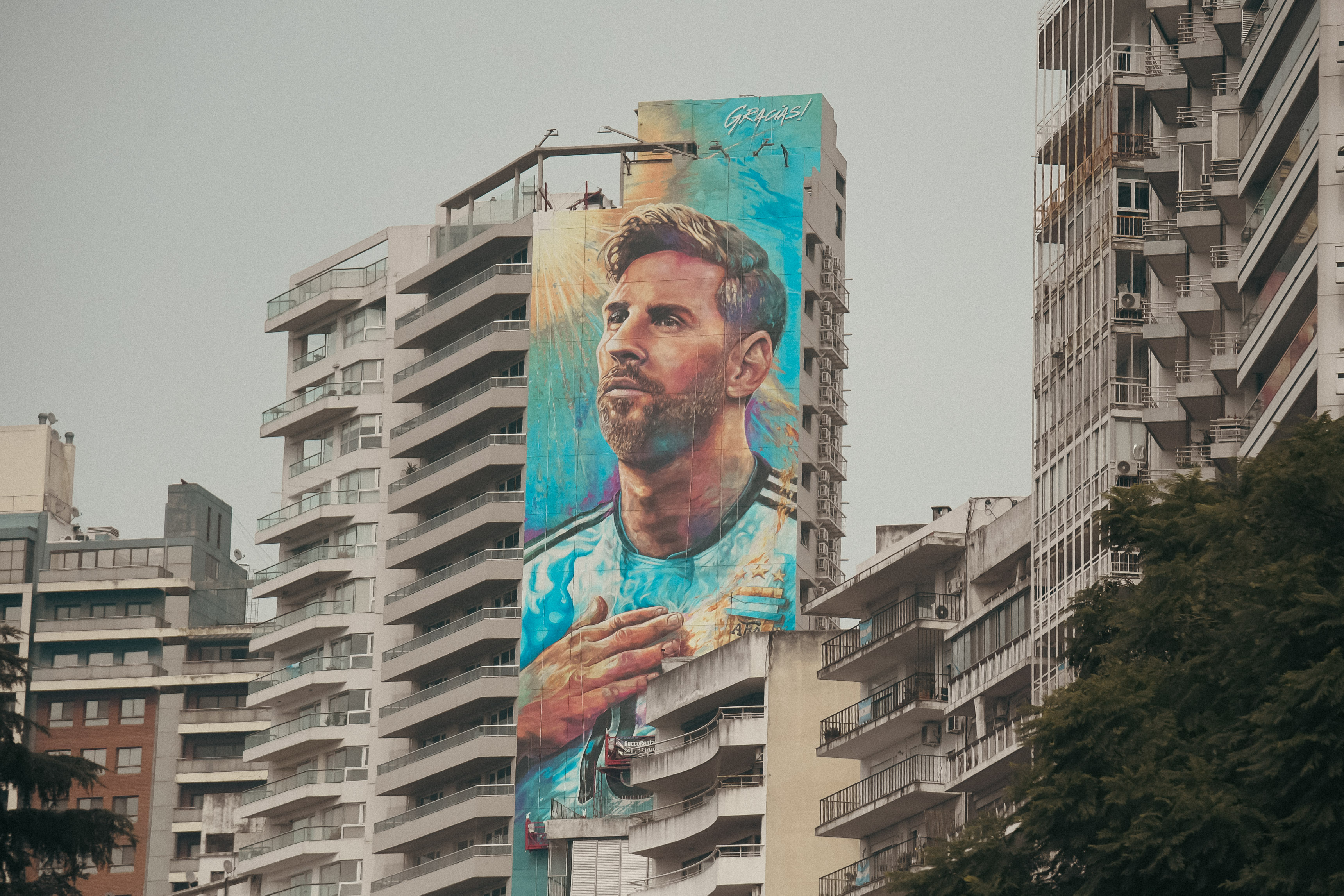 Noticias MR | De otra galaxia, de mi ciudad: quedó inaugurada la puesta en valor del emblemático mural de Messi