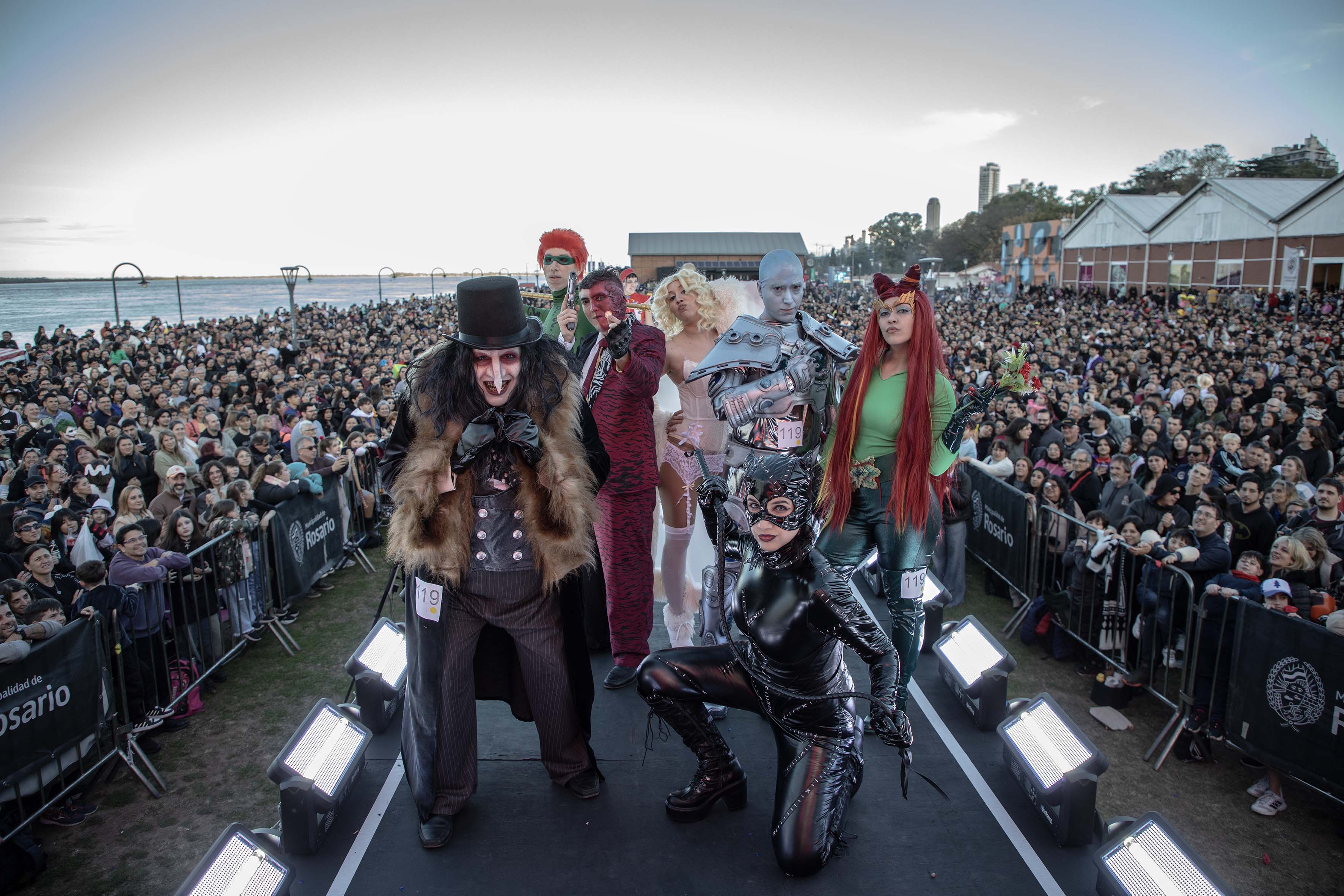 Noticias MR | Crack Bang Boom cerró con el tradicional desfile de cosplayers junto a una multitud