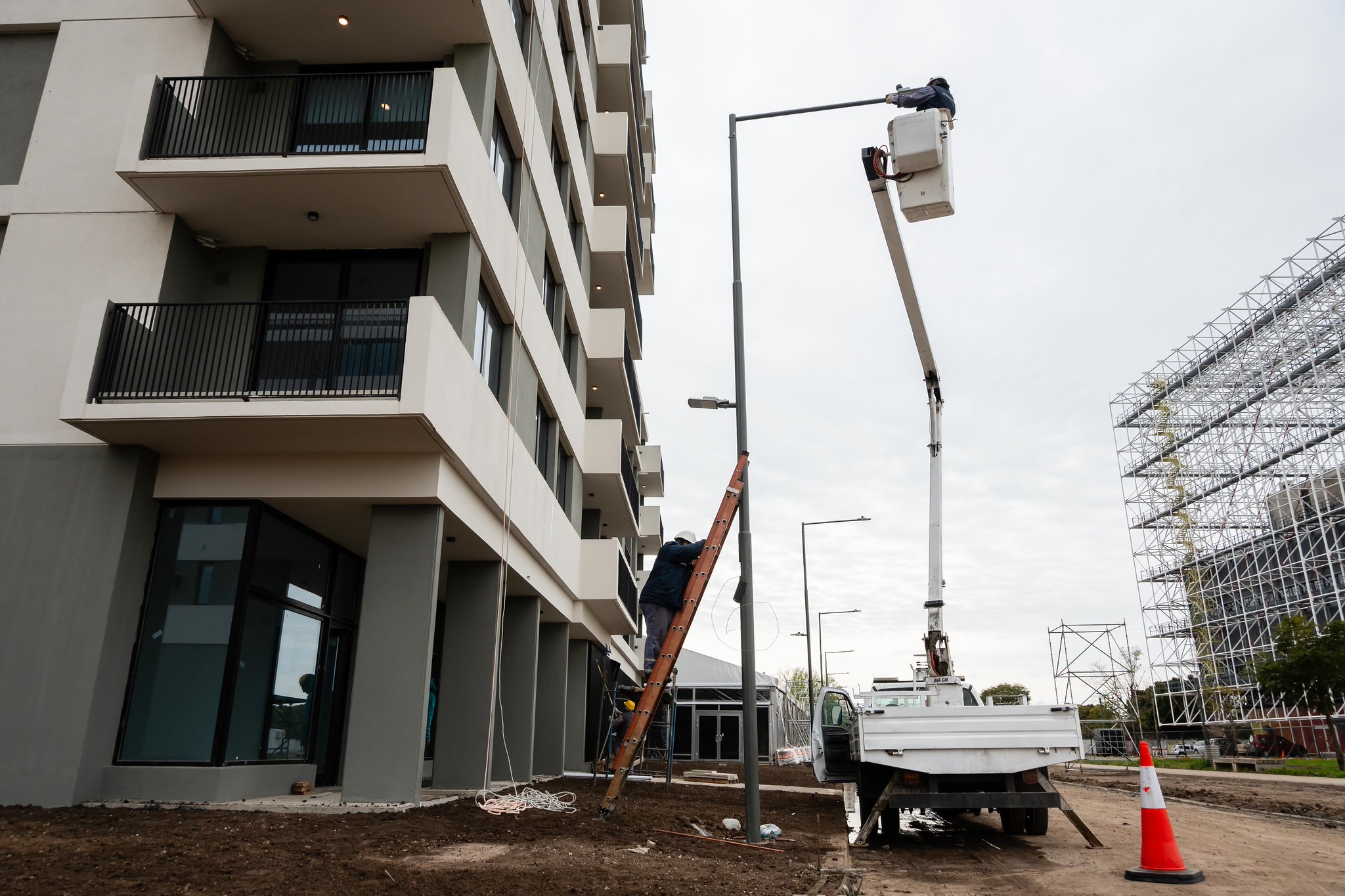 Noticias MR | Avanza la colocación de más de 400 nuevas luminarias led en la Villa Olímpica y el Parque Héroes de Malvinas Noticias MR | Avanza la colocación de más de 400 nuevas luminarias led en la Villa Olímpica y el Parque Héroes de Malvinas